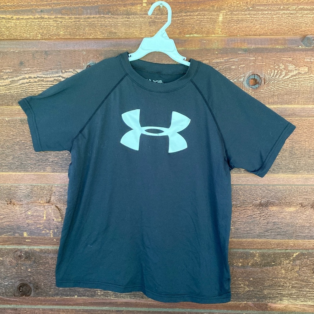 Black Under Armour dry fit short sleeve tee